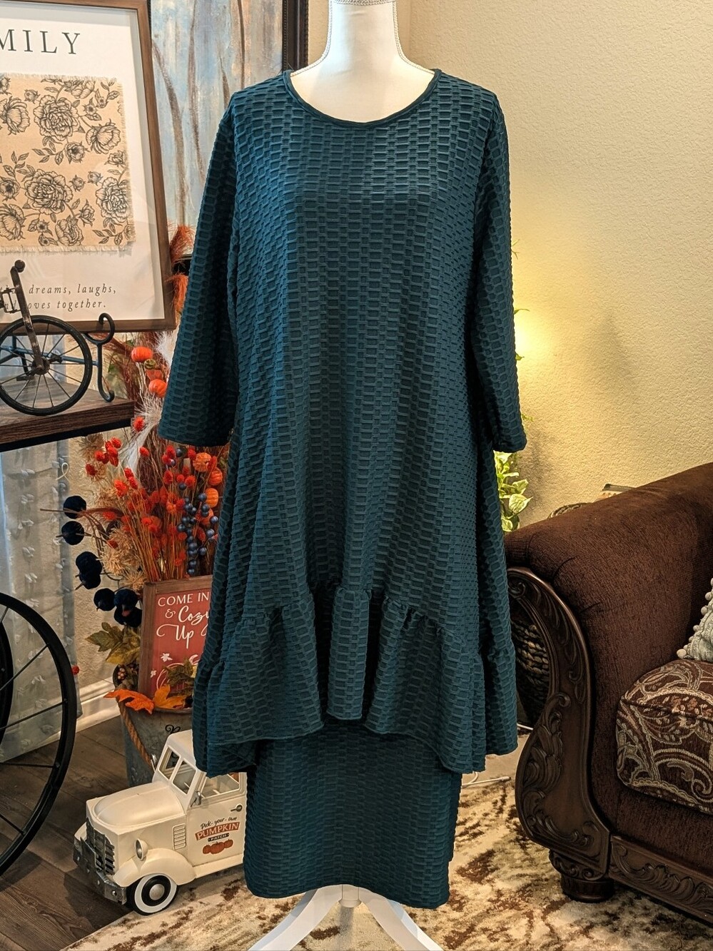 Women’s Textured Ruffle-Hem 2 Piece Outfit